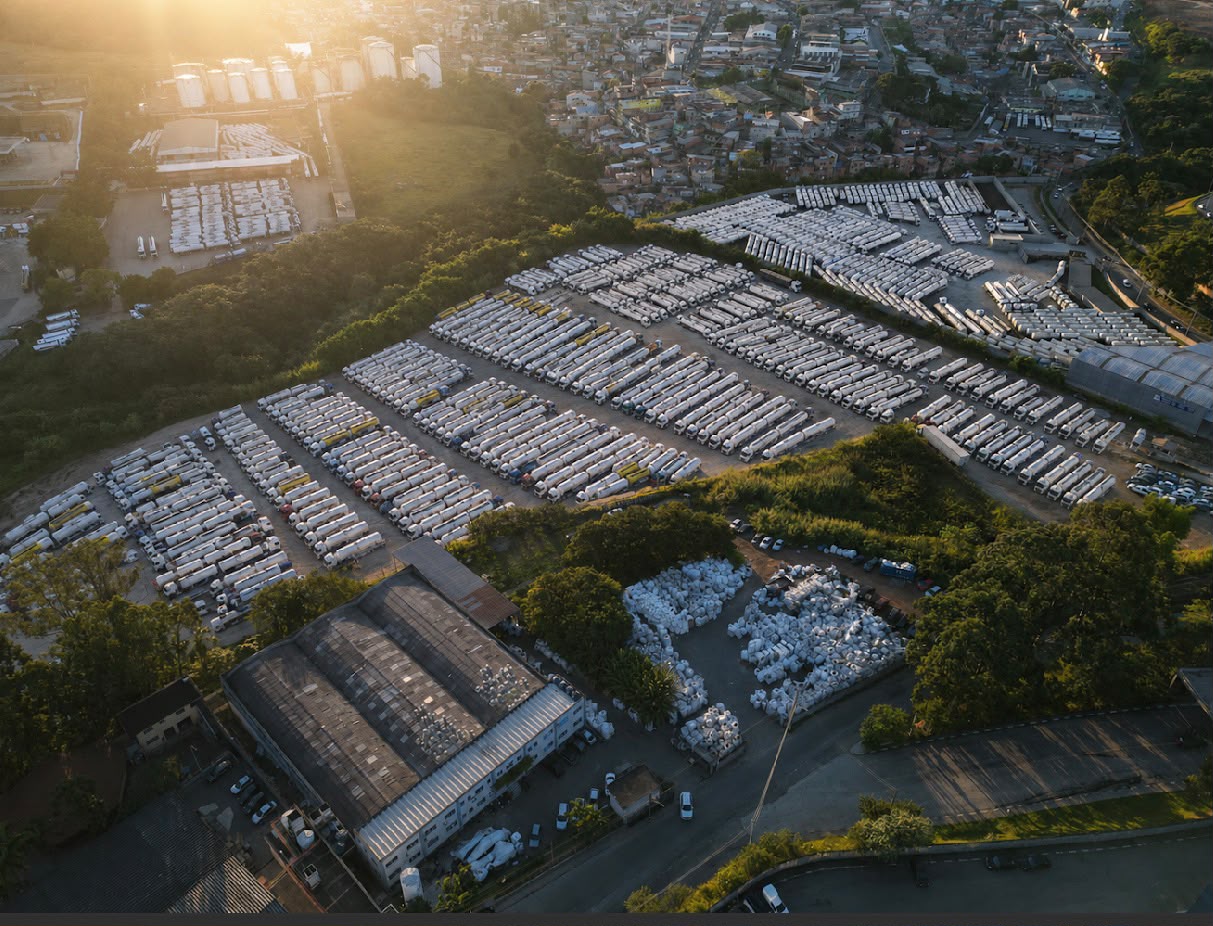 Vista aérea do pátio Canaã com centenas de caminhões
